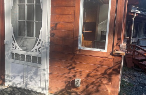 West Vancouver Apartment | nNested in beautiful south facing garden studio available for rent