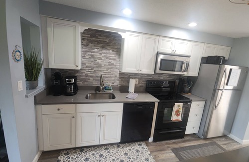 Bartlett Condo | Nordic Village| Sleeps 8| Mtn Views| Mins to Hiking & Tax-free Shopping