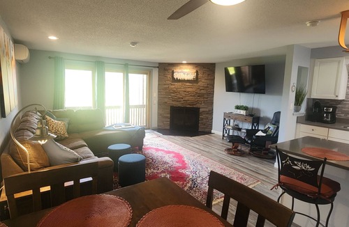 Bartlett Condo | Nordic Village| Sleeps 8| Mtn Views| Mins to Hiking & Tax-free Shopping
