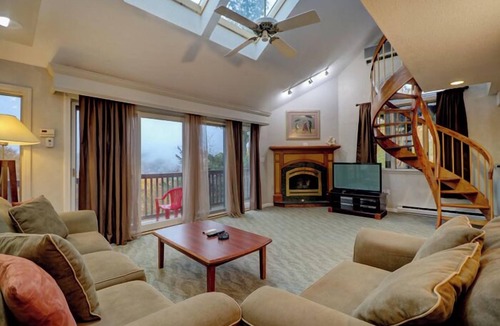 Bartlett Hotel | Nordic Village | Sunrise Townhouse – 2BR End Unit w/Mountain Views