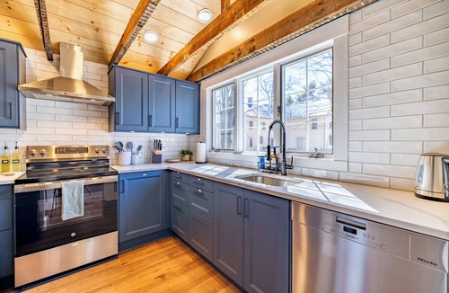 North Conway House | North Conway Adventure Hub! Walk to Shops & Dining. All New! Deck, Grill, Lawn