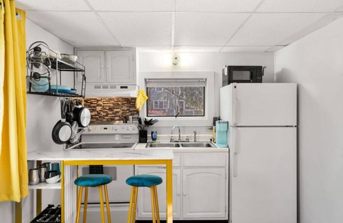 Dover Apartment | Nothing Fancy Older Apt~Walk to Downtown~ King Bed