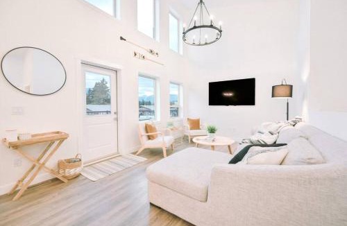 East Kootenay House | Oasis Getaway, Mins to Lake, King Bed, Dbl Garage