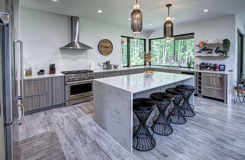 Seville House | Oasis in the Woods! Modern home-just mins to I71, I77 & I76 Close to Cleve-Akron