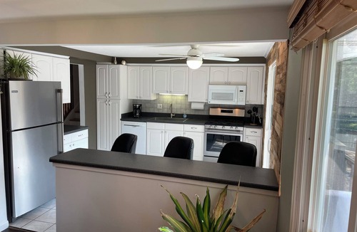 Strongsville House | oasis inground pool 6 person hot tub, getaway close to it all