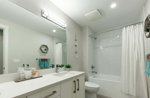Crescent Beach House | Ocean Park beautiful 3 yr old duplex- 4 bd & 3.5bth. 15 mins walk to the beach!