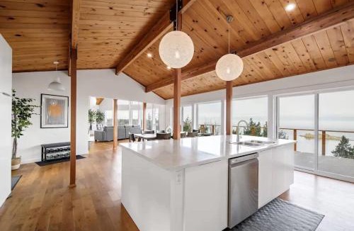 Regional District of Nanaimo House | Ocean's Embrace Suite