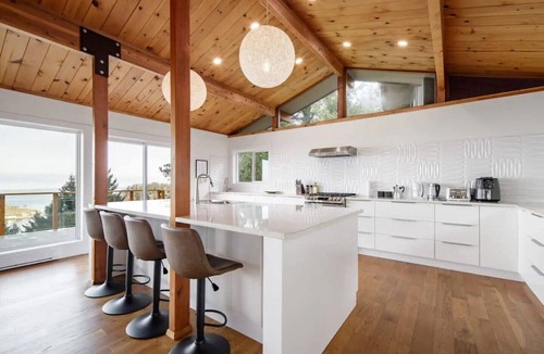 Regional District of Nanaimo House | Ocean's Embrance Suite