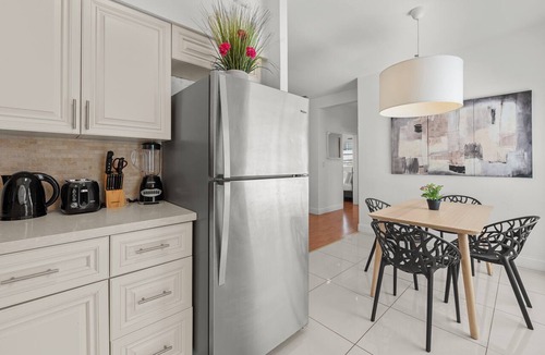 West Avenue Apartment | Ocean Suite 2BD/1BA steps to LincolnRd SoBe