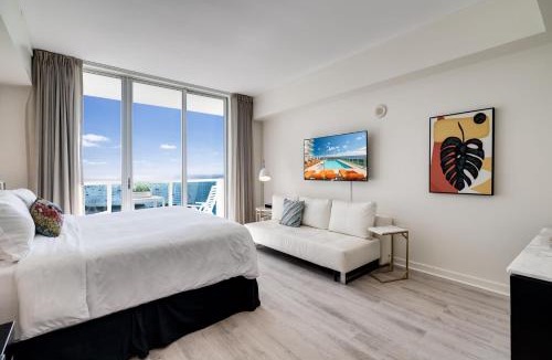 Coconut Grove House | Ocean View Balcony steps from Restaurants, Peacock Park & Marina