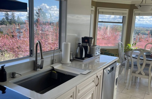 White Rock House | Ocean View & Mount Baker 5 min from the beach! Canada longest pier, restaurant