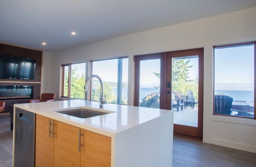 Juan de Fuca Electoral Area Condo | Oceanfront/3bed/3bath 2 adjacent suites/private hottub/stairs to ocean deck