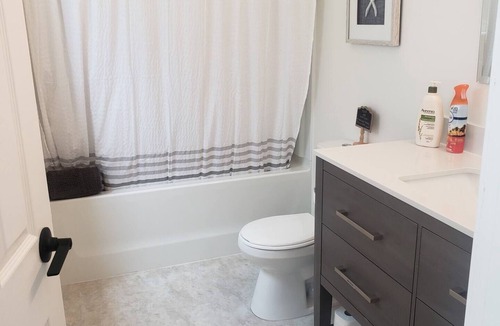 Cobble Hill Cottage | Oceanfront Cottage with Hot Tub close to Wineries