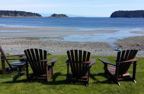Departure Bay Apartment | Oceanfront Gorgeous 2br Getaway in Departure Bay - 3 Steps to the Beach!