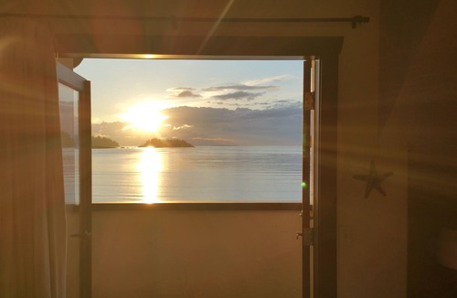 Departure Bay Apartment | Oceanfront Gorgeous 2br Getaway in Departure Bay - 3 Steps to the Beach!