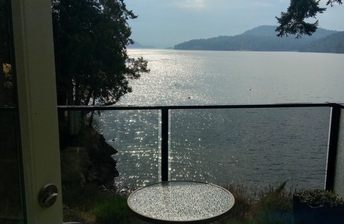 Mayne Island Apartment | Oceanfront Hotel Resort. large suites with soaker tubs