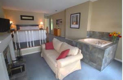 Mayne Island Apartment | Oceanfront Hotel Resort. large suites with soaker tubs