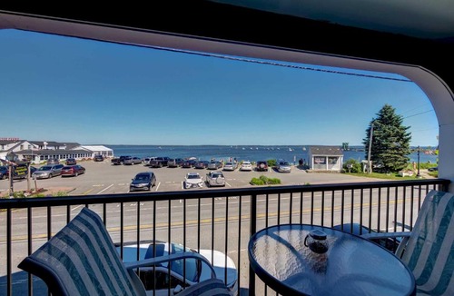 Lincolnville Apartment | Oceanfront Lincolnville Studio with Private Balcony!