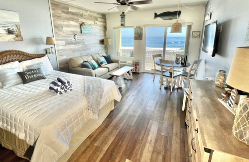 Hampton Condo | Oceanfront, private balcony, stunning panoramic views of the Atlantic
