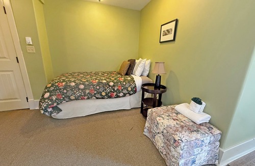 Regional District of Nanaimo Hotel | Oceanfront Suite with Private Deck & Ensuite Bath - Rm 11
