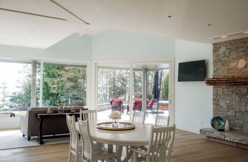 Cobble Hill Villa | Oceanside Villa l Beach Access l HotTub I Sleep 16