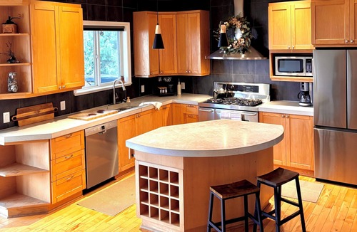 Juan de Fuca Electoral Area House | Oceanview Escape | Hot Tub, Firepit & Dog Friendly