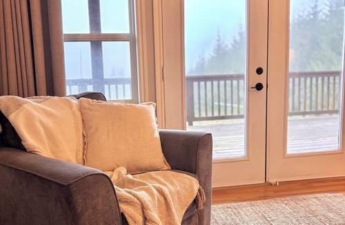 Juan de Fuca Electoral Area House | Oceanview Escape | Hot Tub, Firepit & Dog Friendly