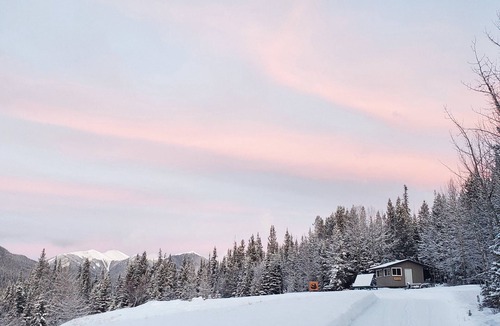 Jasper Cabin | Off-Grid Escape, Log Cabin, Secluded Deep in the Wild near Rock Lake!