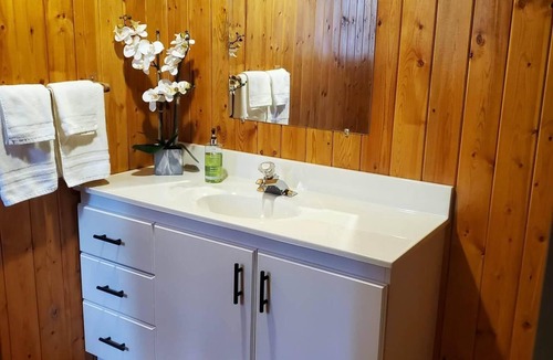 Jasper Cabin | Off-Grid Escape, Log Cabin, Secluded Deep in the Wild near Rock Lake!