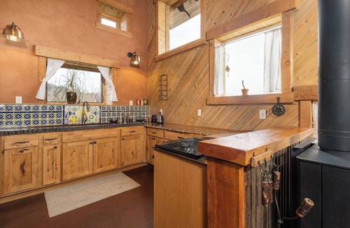 Spearfish Cottage | Off-Grid Cottage at Granny Flats