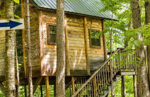 Stoneham House | Off-Grid Treehouse! White Mountain National Forest