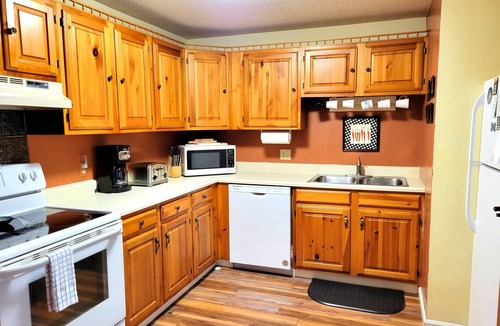 Bartlett Condo | Official Seasons RMC Condo 18G - 2 bedrooms + loft - sleeps 10 - Dog Fees