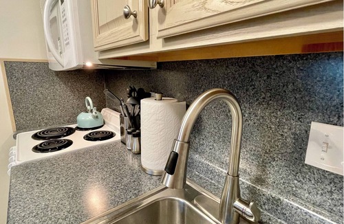 Ogunquit Condo | Ogunquit! Lovely Boutique Studio, walkable to everything, in/outdoor Pools!