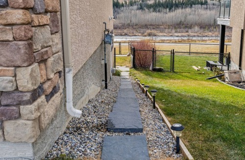 Cochrane House | On Bow River & Pathways-Serene & Relaxing