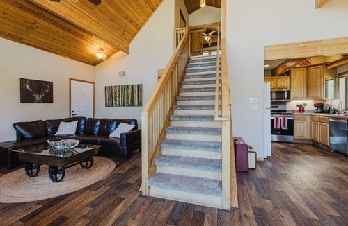 Lake Hatcher Park Cabin | On Lake Hatcher. Fish right from home. Hot Tub.