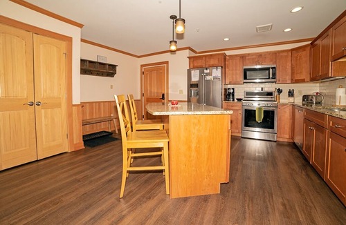 North Conway Condo | On Mt Cranmore with pool and hot tub. Lots of activities on the mountian