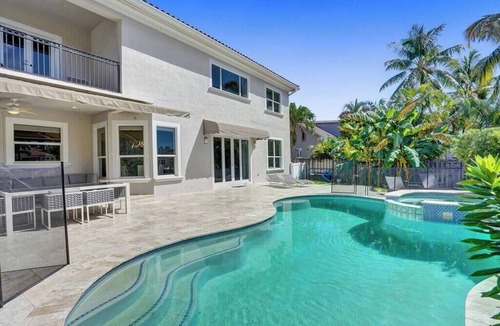 South Lake Villa | On The Bay With Hot Tub, Pool, Kayaks And More
