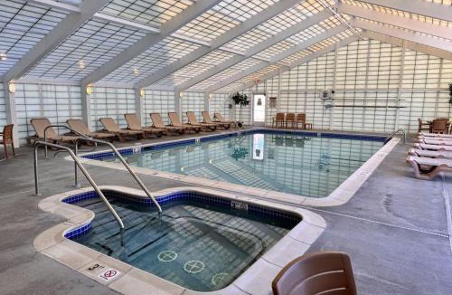 Lincoln Apartment | One Bedroom Apartment with Two Bathrooms and Pool at Rivergreen Resort