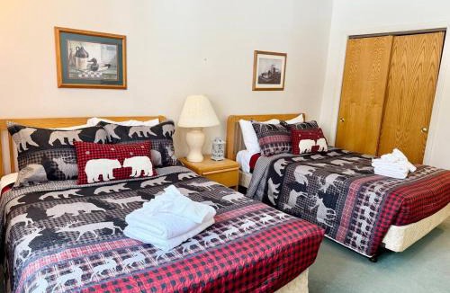 Lincoln Apartment | One Bedroom Apartment with Two Bathrooms and Pool at Rivergreen Resort