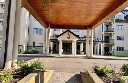 Lincoln Apartment | One Bedroom Apartment with Two Bathrooms and Pool at Rivergreen Resort