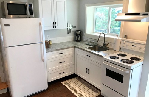 Victoria House | One bedroom, hilltop suite - beautiful and private!