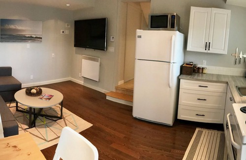 Victoria House | One bedroom, hilltop suite - beautiful and private!