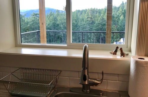 Victoria House | One bedroom, hilltop suite - beautiful and private!