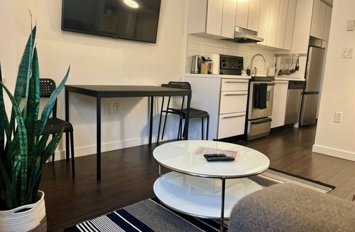 Chinatown Condo | ONE BEDROOM IN VANCOUVER'S HISTORIC GASTOWN! Near dining, nightlife & shopping