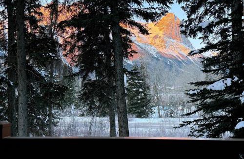 Canmore Apartment | One Bedroom Mountain View Condo - Lodges at Canmore