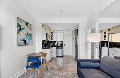 Palm Beach Apartment | One Bedroom Spacious Palm Beach Condo Heated Pool