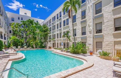 Palm Beach Apartment | One Bedroom Spacious Palm Beach Condo Heated Pool