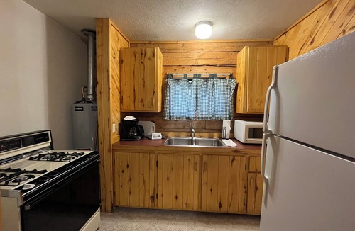 Almont Cabin | One BR Cabin with Ample Parking