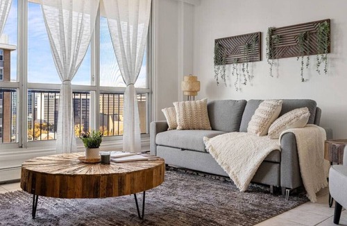 Downtown Edmonton Apartment | Only 5 minutes to Rogers with Free Downtown Parking