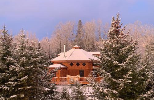Carroll Villa | OR Luxury yurt-like home in Bretton Woods with private beach firepit AC fishing and trails